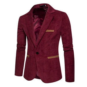 Detail eines burgunderroten Cord-Blazers mit khakifarbenen Kontrastbesätzen an Taschen