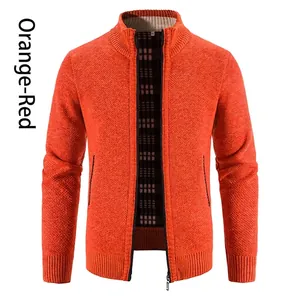 Detail der orangeroten Strickjacke mit Stehkragen und klassischem Karomuster-Futter