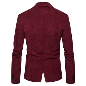 Rückansicht des weinroten Cord-Blazers mit schmaler Passform, Rückenschlitz und Manschettendetails