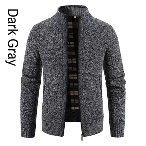 Detail der dunkelgrauen Strickjacke mit Stehkragen und braunem Karofutter