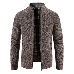 Detail der kaffeebraunen Strickjacke mit warmem Karo-Fleecefutter und hohem Stehkragen