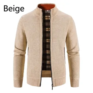 Detailansicht der beige Strickjacke mit orangefarbenem Kragen und kariertem Futter