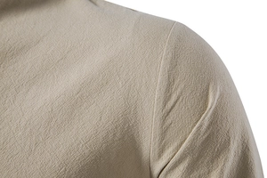 Macro-opname van de schoudernaad en de getextureerde linnen stof van het beige linnen shirt