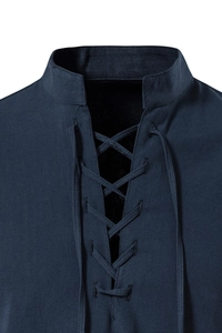 Detailopname van een marineblauw linnen overhemd met vintage V-hals en gekruiste vetersluiting