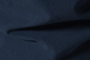 Detailopname van marineblauwe linnen textuur stof met hoge drape en zachte korrel