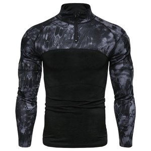 Détail d'un t-shirt tactique à manches longues avec manches camouflage et col zippé