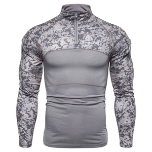 Détail du t-shirt tactique avec manches camouflage numérique et col à demi-fermeture