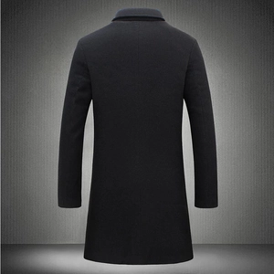 Vue arrière d'un trench-coat noir ajusté en mélange de laine avec col montant pour homme