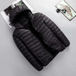 Flachbild der schwarzen leichten Steppjacke mit Kapuze, Reißverschluss und Textur