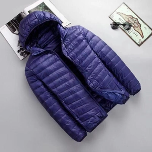 Schlanke, leichte Herren-Steppjacke mit Kapuze in Dunkelblau mit Steppmuster