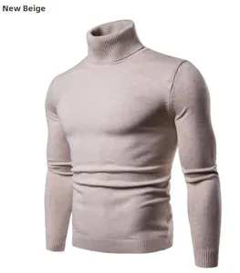 Dettaglio del collo alto a coste e della trama a maglia in colore beige