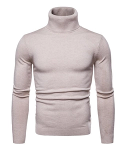 Dettaglio della trama a maglia fine e dei polsini a coste di questo maglione beige a collo alto