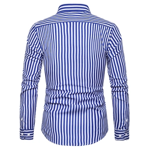 Vista posteriore di una camicia a righe da uomo con vestibilità slim in blu e bianco