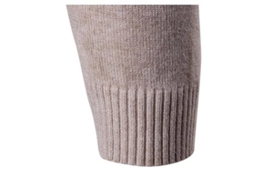 Dettaglio del maglione in maglia che mostra polsini a costine e tessuto color avena