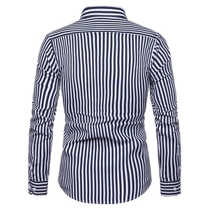 Vista posteriore di camicia da uomo slim a maniche lunghe con righe blu e bianche