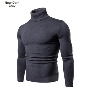 Dettaglio del maglione grigio scuro a collo alto che mostra la trama a maglia fine e slim