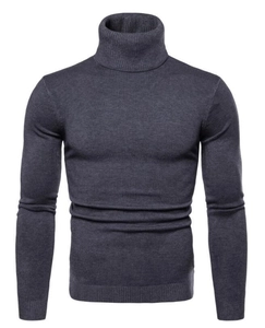 Dettaglio del maglione a collo alto grigio scuro da uomo con trama a costine sottili