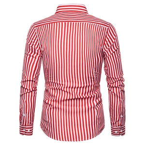 Vista posteriore di una camicia a maniche lunghe slim fit a righe verticali bianche e rosse
