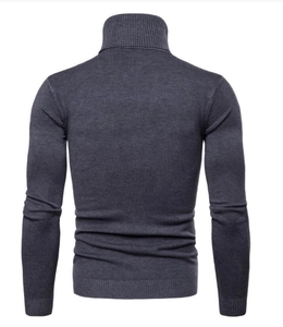 Vista posteriore di maglione grigio antracite a collo alto slim fit con bordi a coste