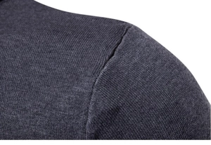 Vista macro dettagliata delle cuciture della spalla ad alta densità su maglione grigio scuro