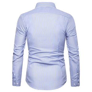 Dettaglio del retro di una camicia a righe blu e bianche da uomo con vestibilità slim