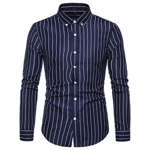Dettaglio della camicia a righe blu scuro da uomo con colletto button-down e trama