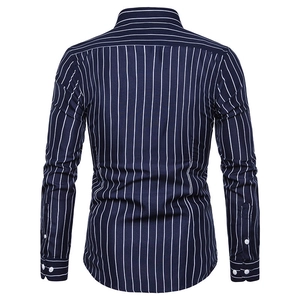 Dettaglio della camicia a righe da uomo con vista sulle cuciture e sul tessuto di qualità