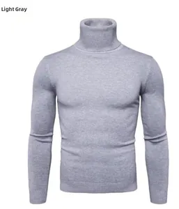 Dettaglio della trama a maglia grigio chiaro e del collo alto a costine del maglione da uomo