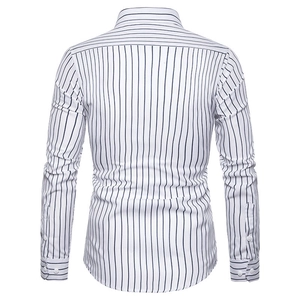Vista posteriore piatta di camicia da uomo a righe a maniche lunghe con polsini abbottonati