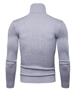 Dettaglio maglione dolcevita grigio chiaro slim fit con polsini a coste e trama a maglia