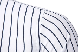 Dettaglio della cucitura della spalla di una camicia a righe da uomo con finiture