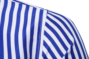 Dettaglio cucitura spalla su camicia da uomo a righe blu e bianche a maniche lunghe