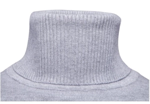 Dettaglio del maglione a collo alto grigio chiaro con trama a coste verticali e collo