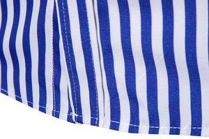 Dettaglio ravvicinato dell'orlo di camicia a righe blu e bianche con cuciture