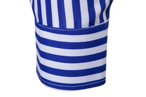 Dettaglio del polsino della camicia a righe bianche e blu con cuciture di precisione