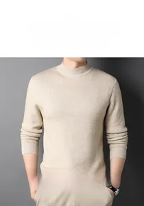Dettaglio del maglione a collo alto da uomo con colletto a coste e morbida trama in maglia
