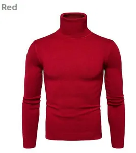 Dettaglio di un maglione rosso a collo alto con polsini a coste e trama in maglia fine