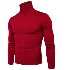 Dettaglio del maglione a collo alto rosso scuro con polsini a coste e trama finissima