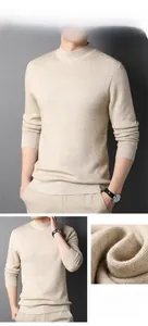Dettaglio maglione in maglia beige con morbida trama peluche e polsini a costine
