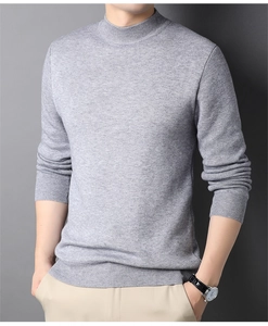 Dettaglio del collo a lupetto a coste e della trama in maglia fine del maglione grigio uomo