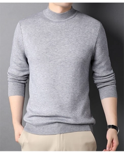 Dettaglio maglione uomo grigio chiaro a collo alto in maglia fine con polsini a costine