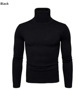Dettaglio del maglione nero a dolcevita con trama a maglia a coste verticali rifinita