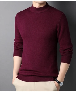 Dettaglio maglione bordeaux a collo alto con polsini a coste e texture a maglia