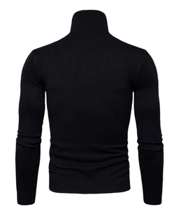 Dettaglio del maglione a dolcevita nero slim fit con trama a maglia sul retro e orlo