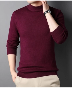 Dettaglio del maglione bordeaux a collo alto con trama a maglia fine e polsini a coste