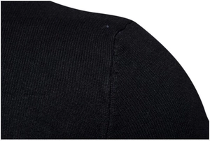 Dettaglio delle cuciture piatte sulle spalle e maglia fine sul maglione nero da uomo