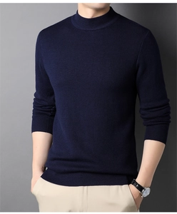 Dettaglio del maglione blu navy a lupetto con polsini a coste e trama in maglia