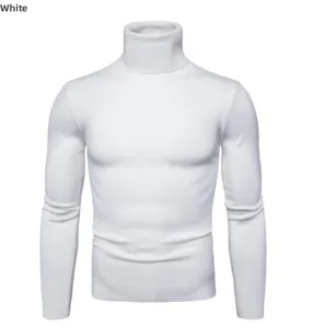 Dettaglio di un maglione da uomo bianco a collo alto con polsini e fondo a costine