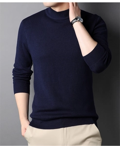 Dettaglio del maglione a maglia blu navy con collo a lupetto a coste e tessuto pregiato