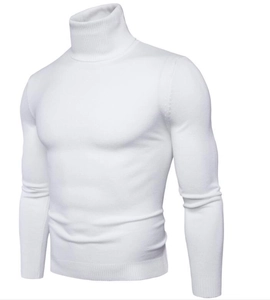 Dettaglio maglione bianco a collo alto slim fit con polsini a coste e maglia spessa
